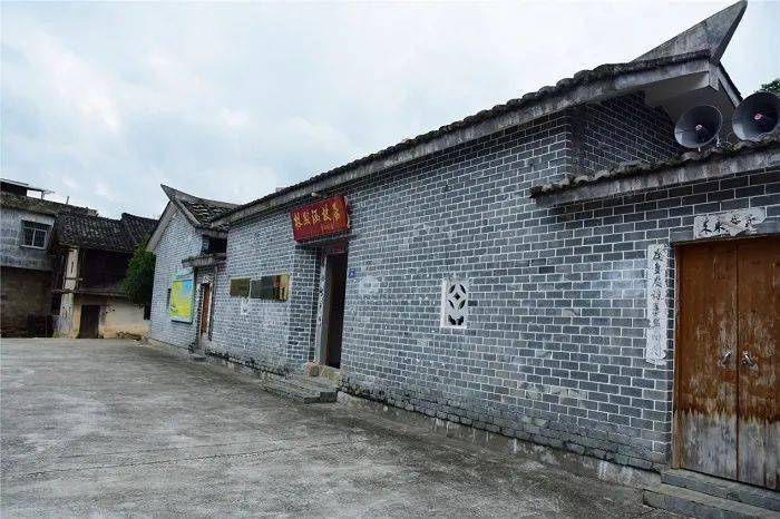 风采流芳如今,在武平县武东镇川坊村新建成的林默涵故居里陈列了他的