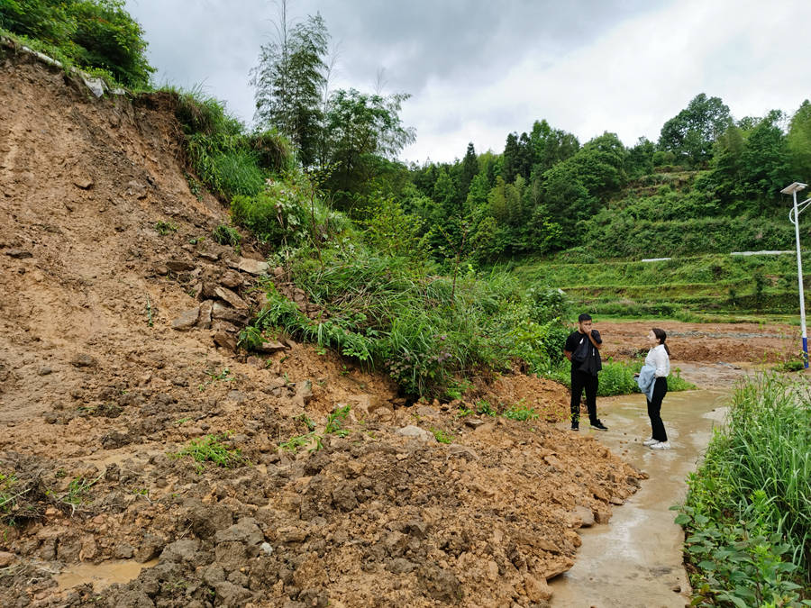 强降雨来袭资源县两水乡烟竹村党员干部积极行动确保群众安全