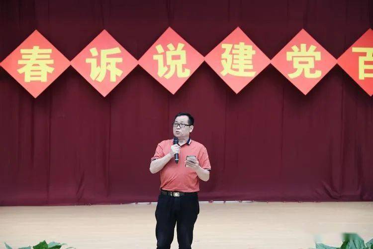 比赛结束后,上栗中学语文学科组专家何新芳老师从演讲语言,演讲技巧和