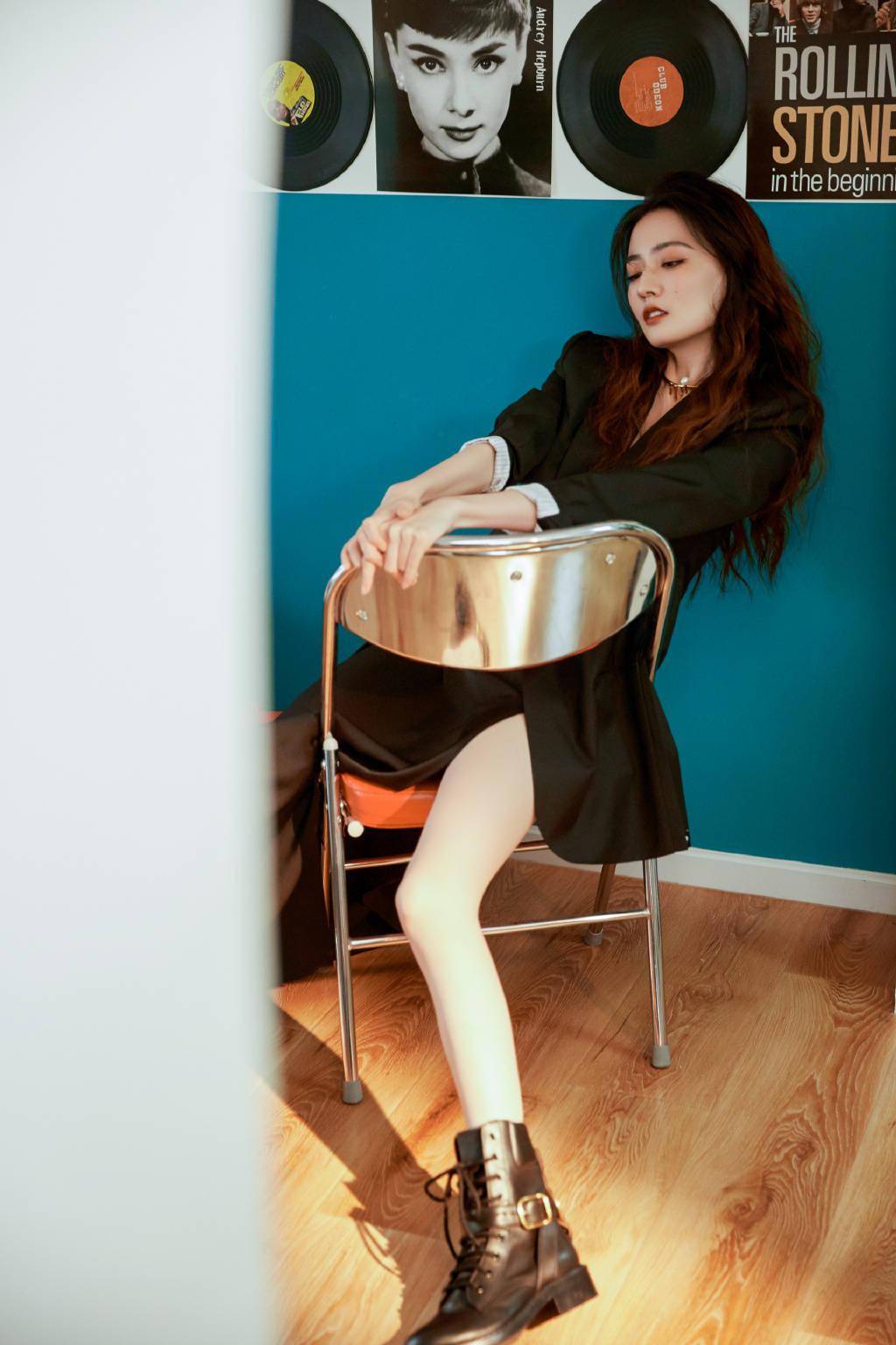 徐璐穿黑色开衩裙 妆容精致漫画腿吸睛