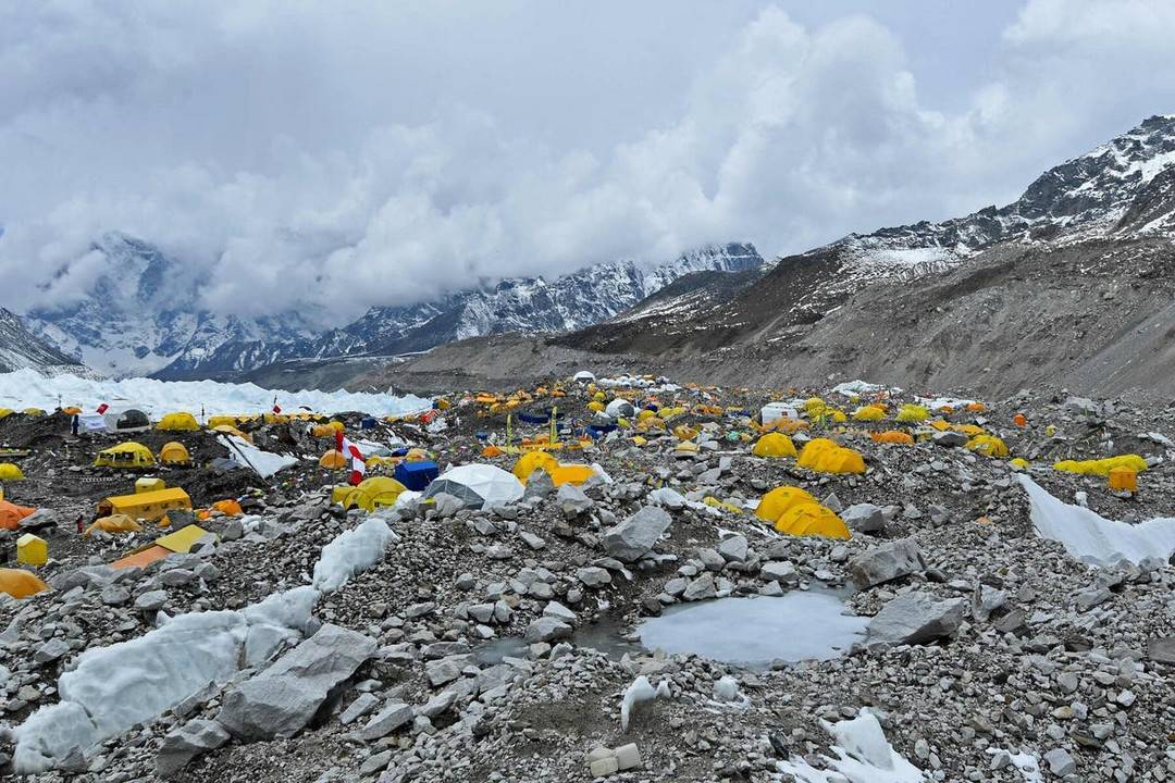 兩名珠峰登山者因體力衰竭去世搬運遺體需要10名夏爾巴人