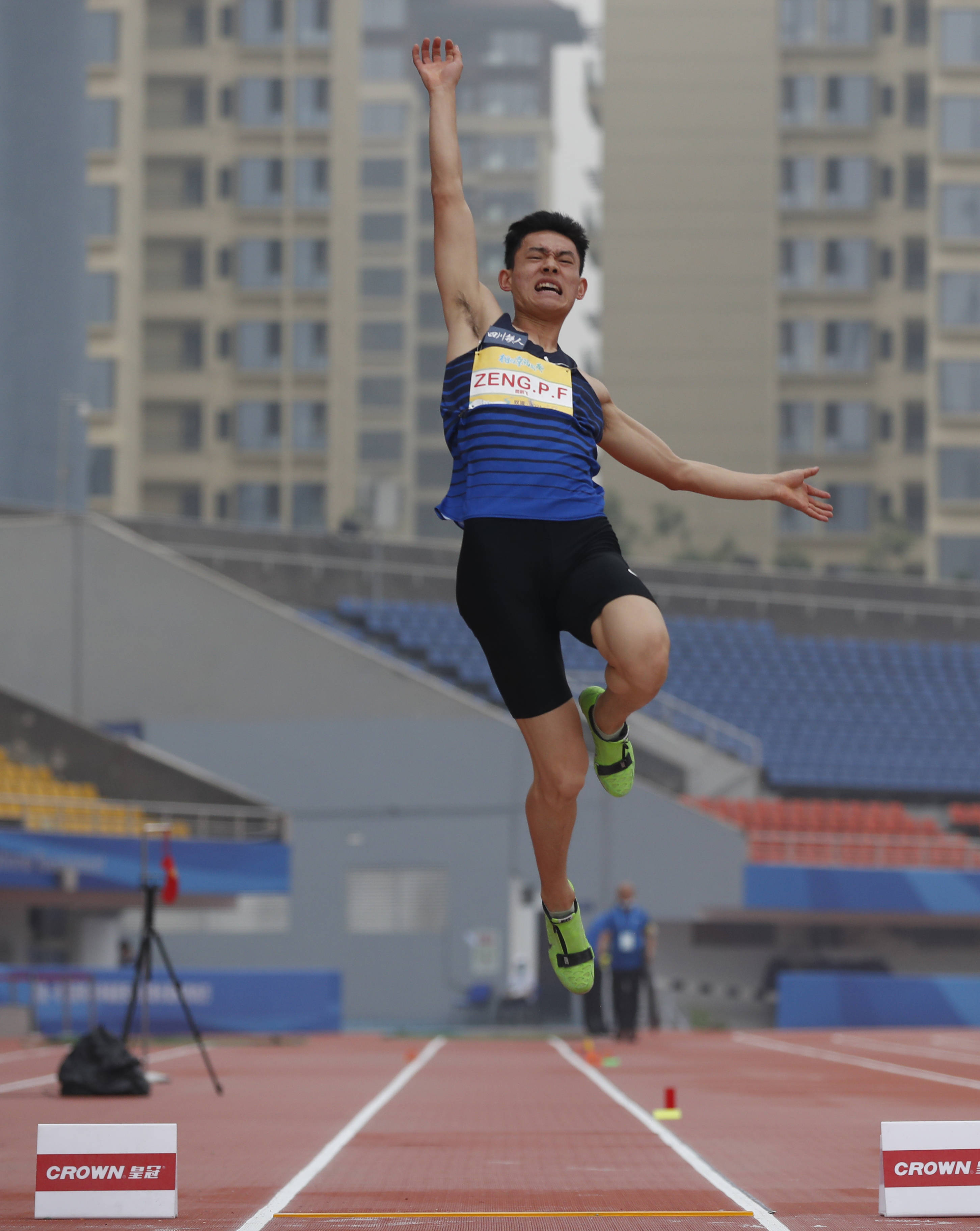 新华社照片,成都,2021年5月14日5月14日,四川铁人队选手曾鹏飞在男子