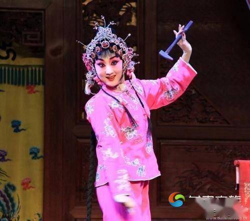 一口吹出48团火:田芳吹火绝技惊艳全场