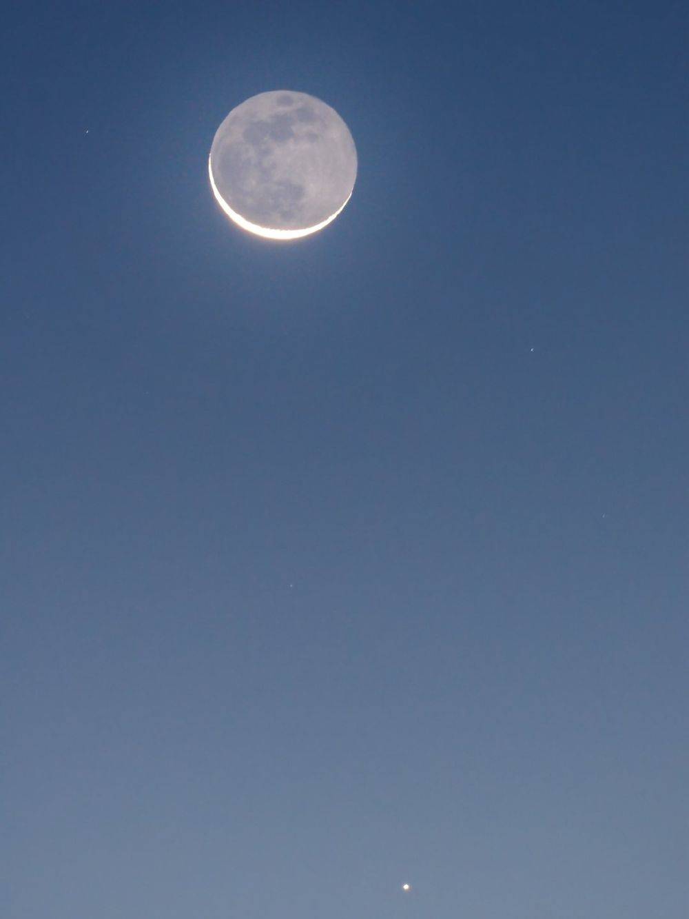 北京市天文爱好者王俊峰2019年11月25日拍摄的"水星合月"照片.