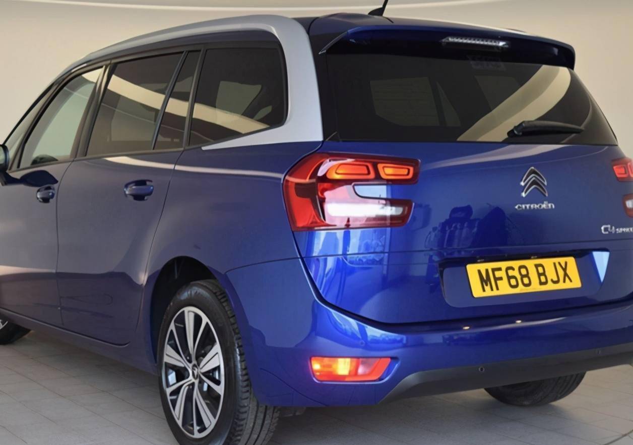 实拍雪铁龙c4大毕加索,三排七座 全景大天窗,比奥德赛更接地气