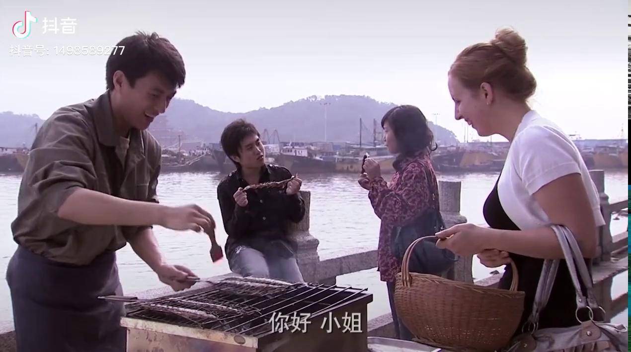 青春不言败靳东饰演烤鱼师傅外国女佣两眼充满钦佩真是男神
