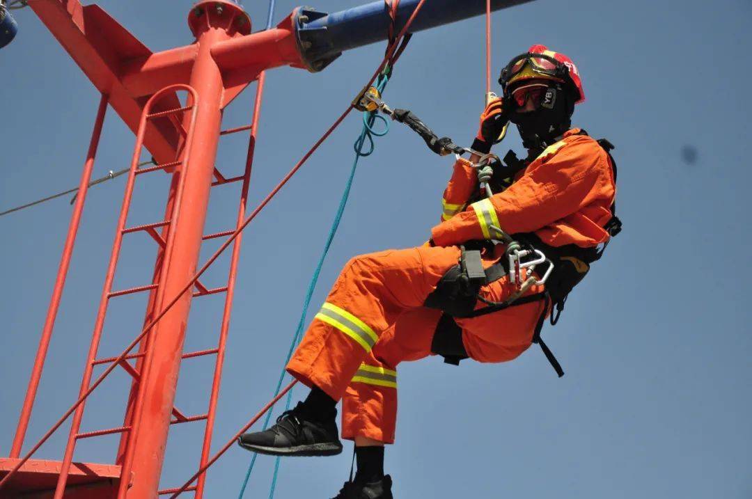 宁夏消防救援总队举办高空绳索救援技术比武竞赛