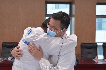 孙泽洲|天问一号任务现场航天人紧紧拥抱