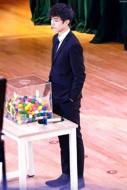 西装邬童绝绝子霸总气质外漏