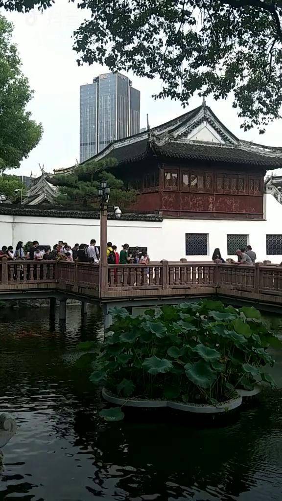 九曲桥位于上海城隍庙豫园内九曲桥九曲十八弯寓意着走过九曲十八弯