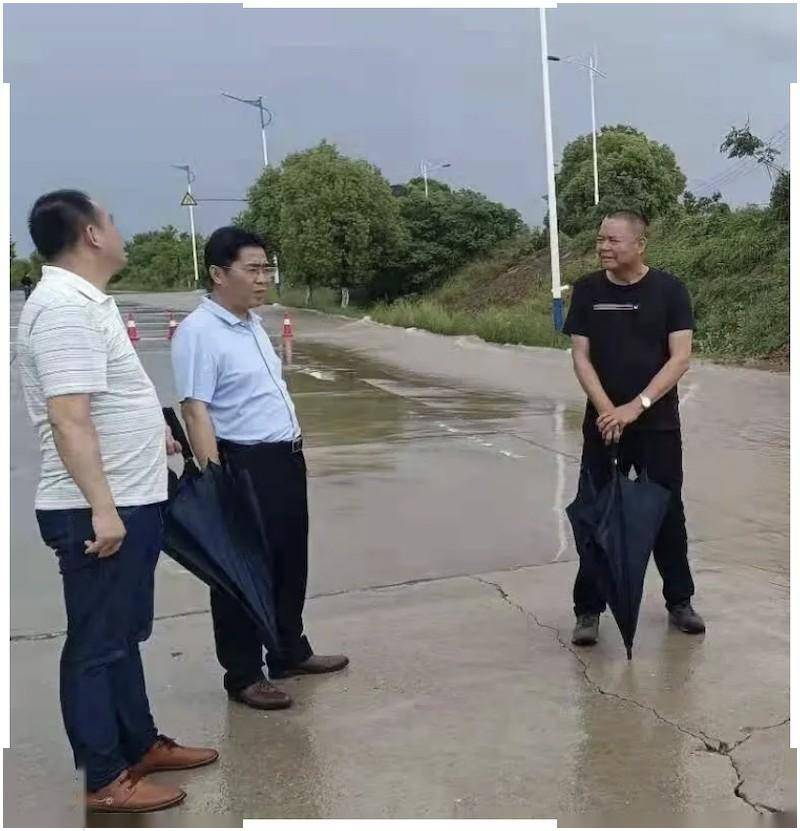 祁家湾街负责人带队实地检查极端天气应对情况,排查村内安全隐患,检查