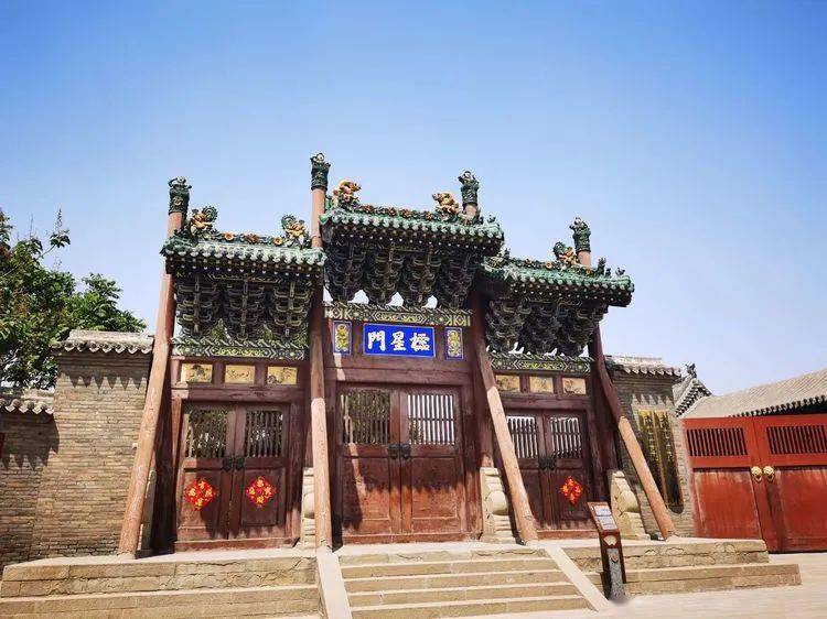 多年研究文化旅游和品牌发展,直觉告诉我:一个投资巨大的古城,不管眼