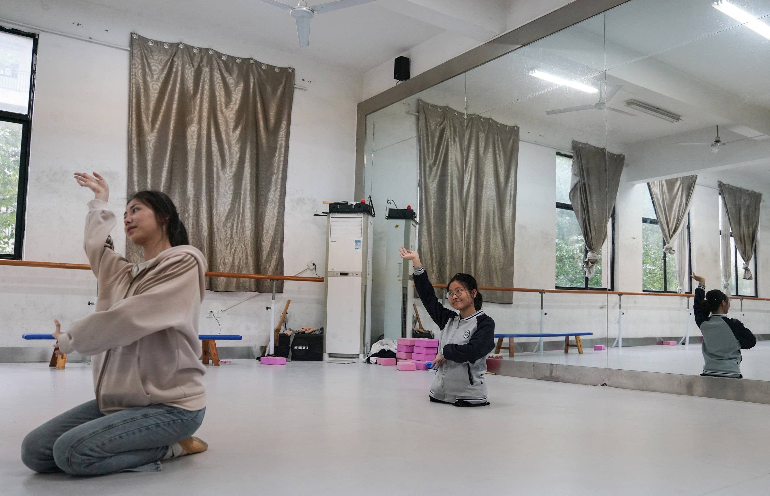 2021年5月11日,蒋张子怡(右)和同学在舞蹈房内练习舞蹈.