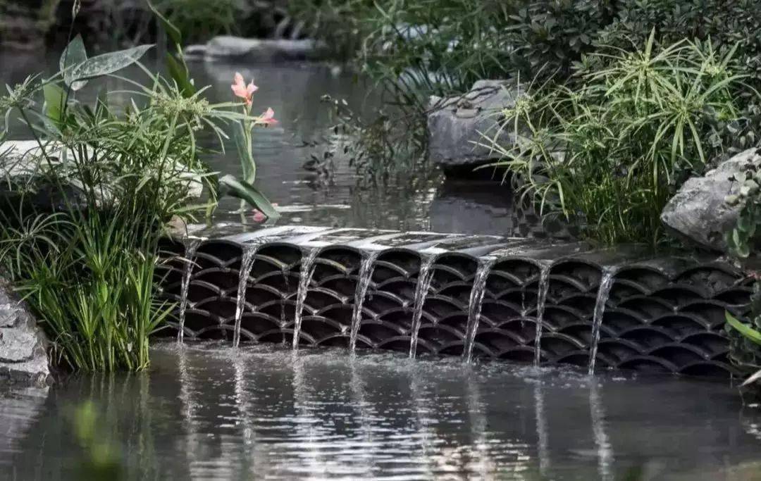 摄影师:小淇,梁晖,管浩雷 水景瓦片做水景一片接着一片鱼鳞瓦配上