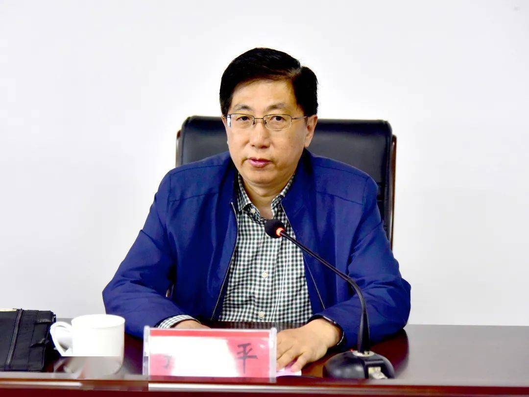 润州区委常委,组织部部长梁亮主持开班仪式,强调培训班临时党支部和