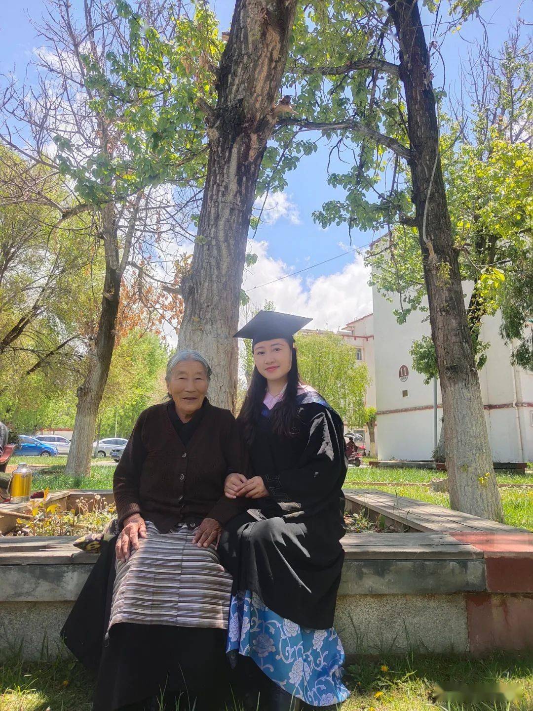 捡来的姑娘带92岁奶奶上大学