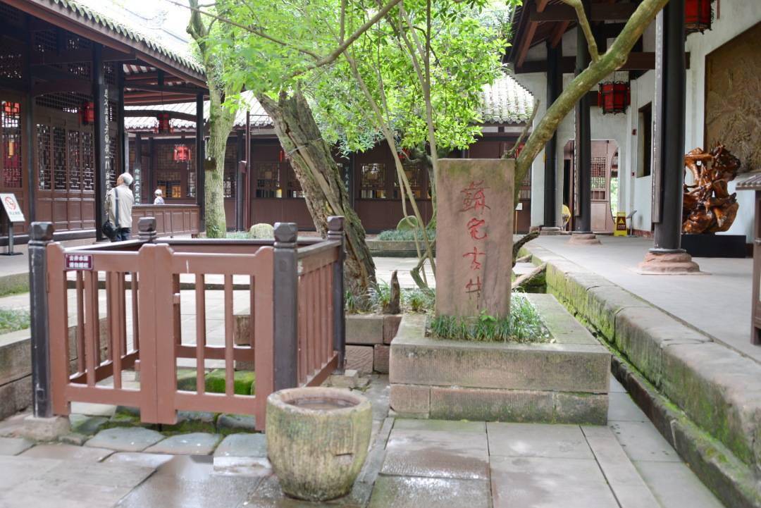 介绍牌上没说,我想既然这是三苏祠的镇馆之宝,定然有所依据.