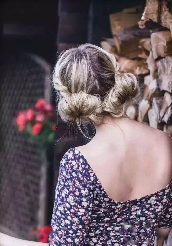 双丸子头搭配碎花波点裙,浓浓的法式风格,旅行拍照这个造型绝对不会错