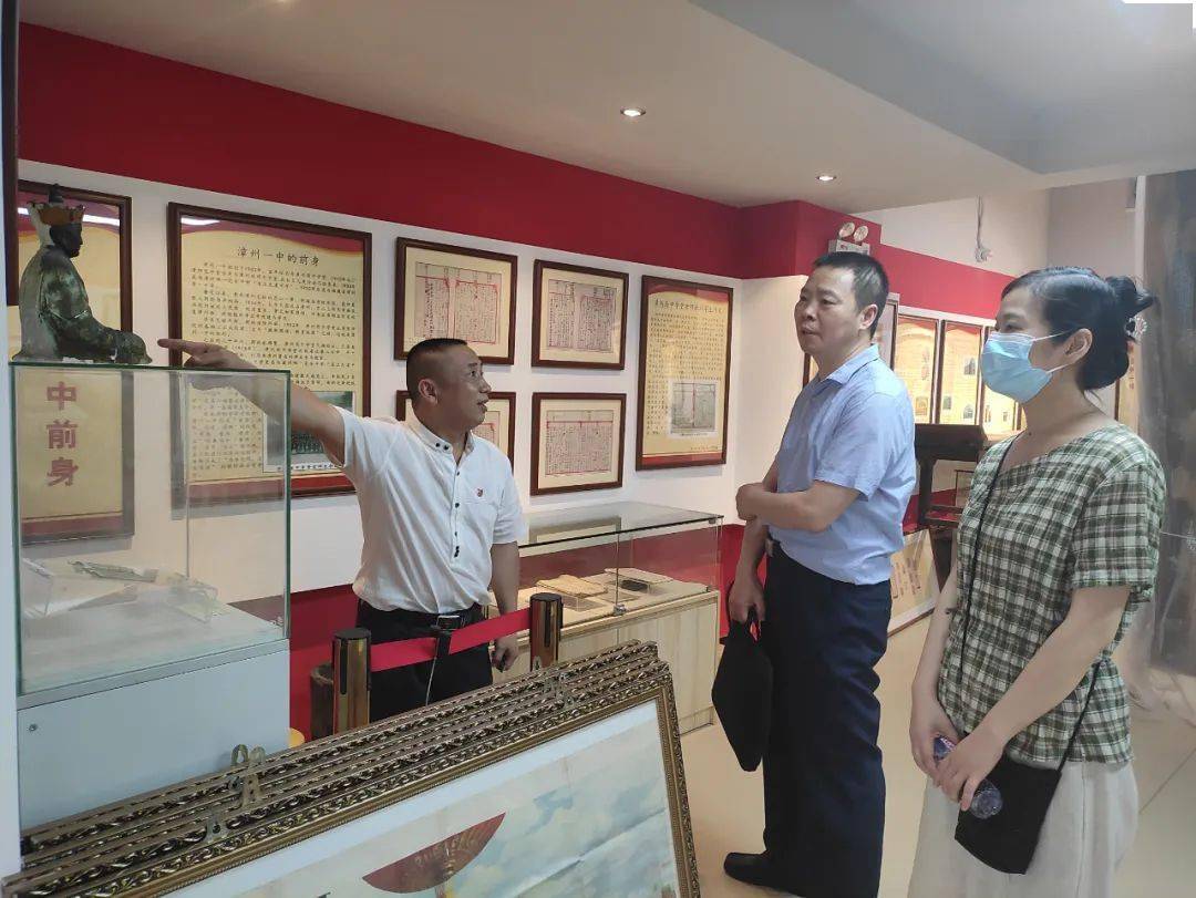 在福建省海丝钟表博物馆施巧玲和漳州一中红色文化博物馆林宪彬的热情