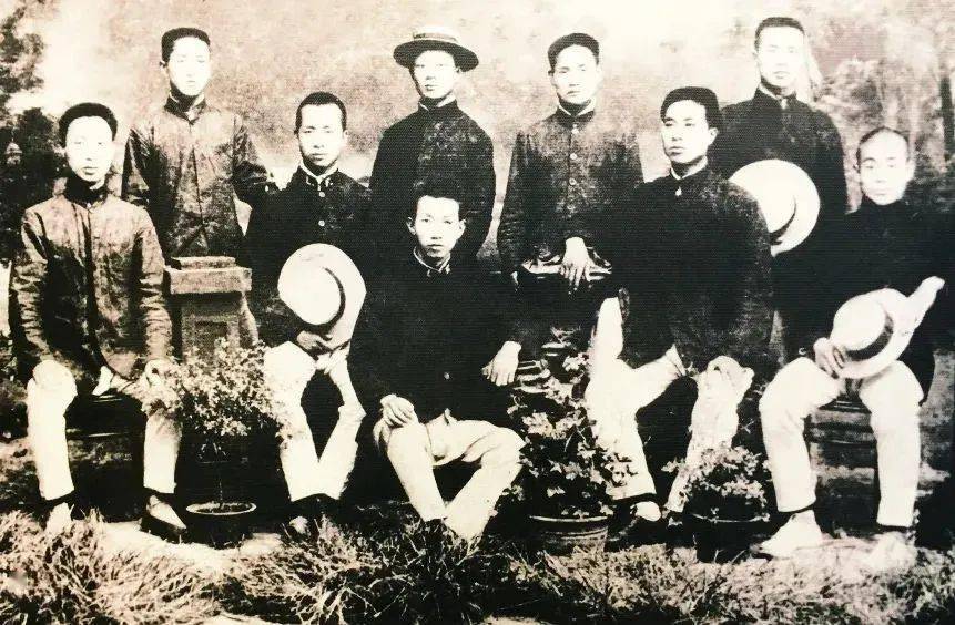 预备学校到北京的大批湖南青年1918年夏秋毕业生合影和李富春的毕业