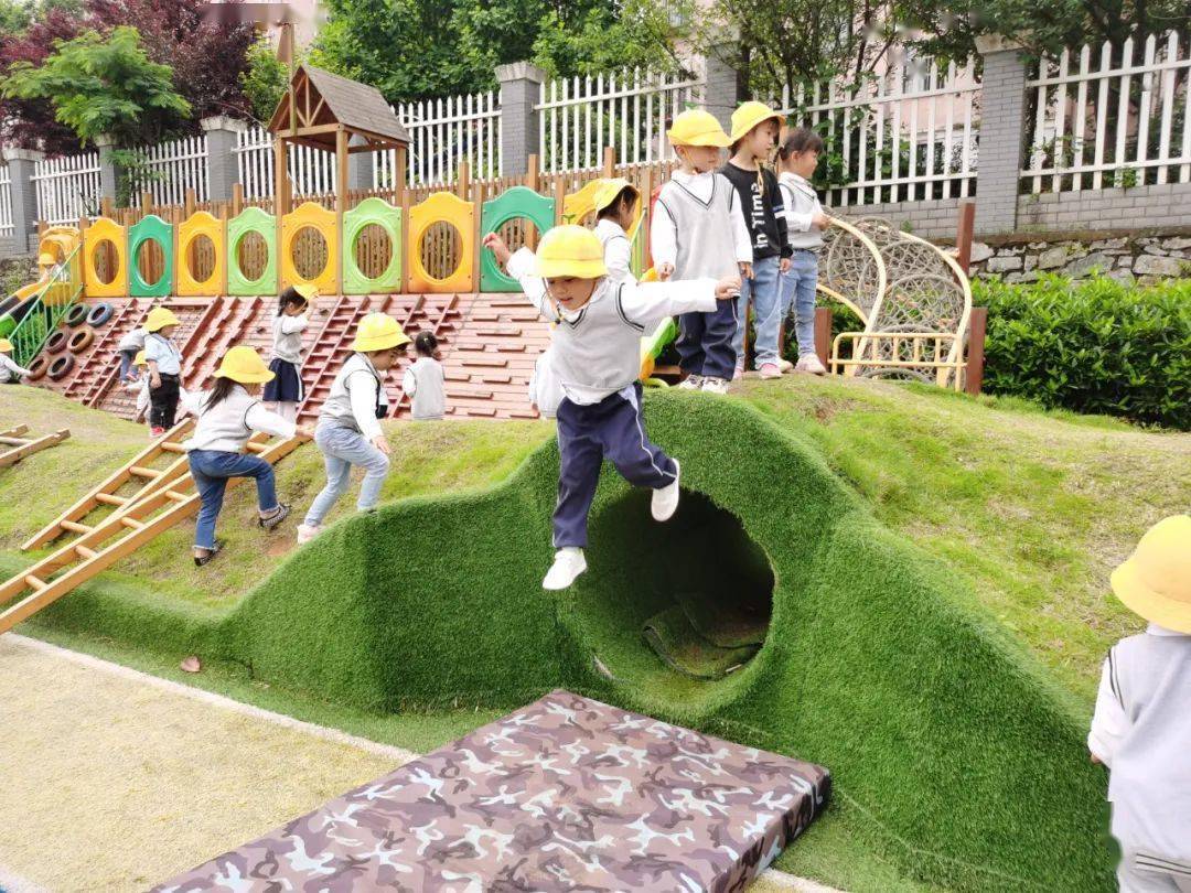 在郊区罗家村幼儿园户外活动场地,孩子们正在进行户外自主游戏