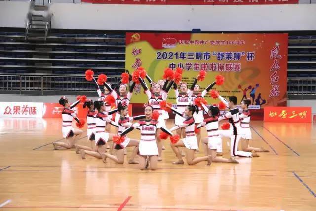 着动感十足的音乐,队员们用整齐有力的动作,精彩多变的队形跳出了自信