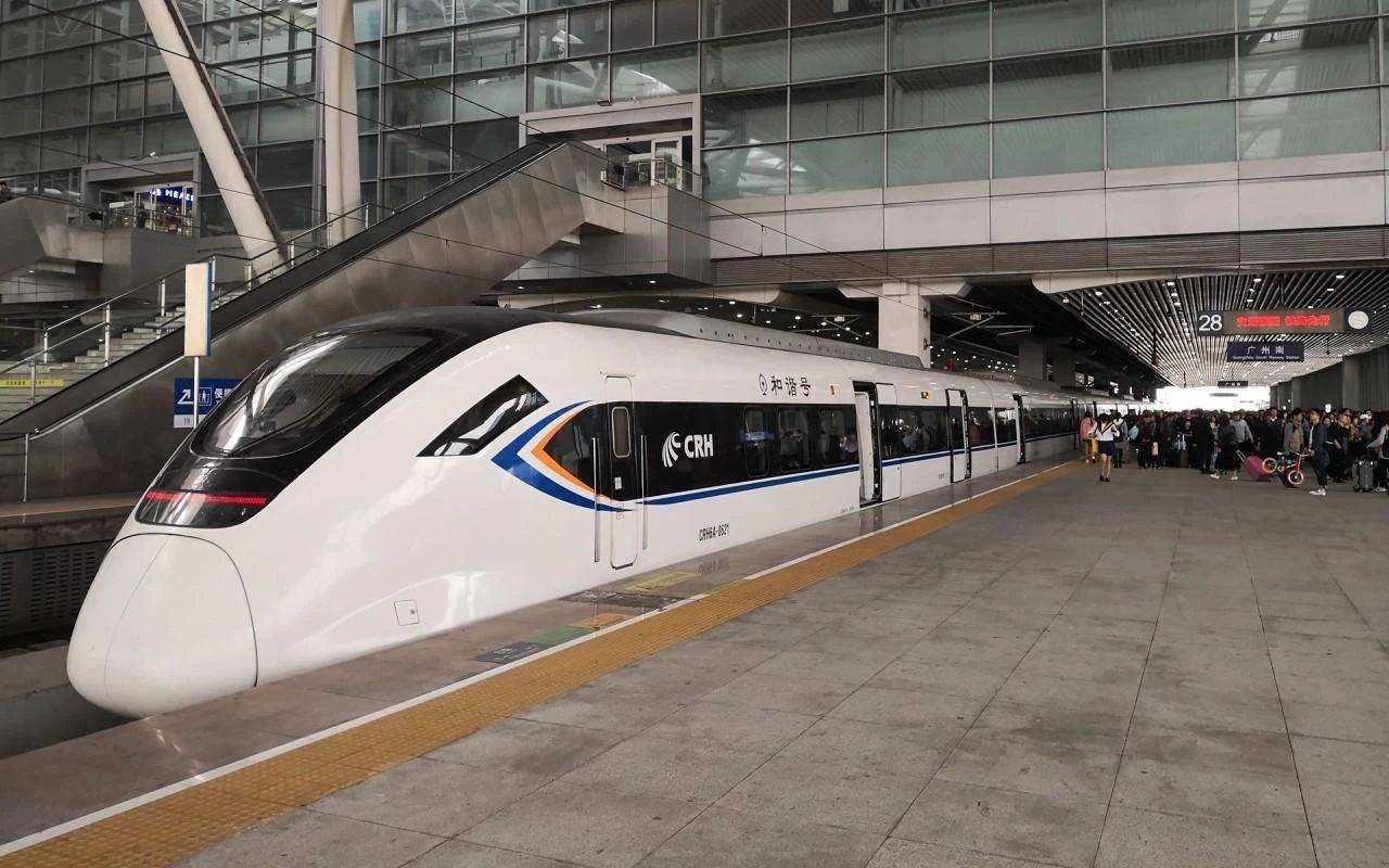 "坐着动车去上班"引领通勤新style越来越多的城际动车组在外观设计中