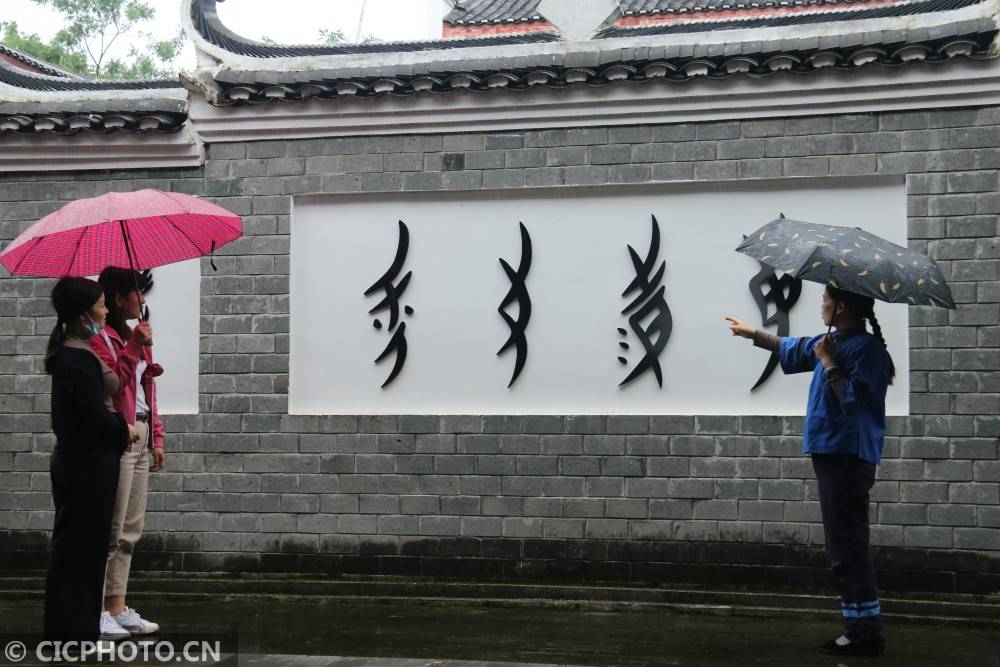 2021年5月18日,在湖南省永州市江永縣女書博物館,女書傳人為遊客