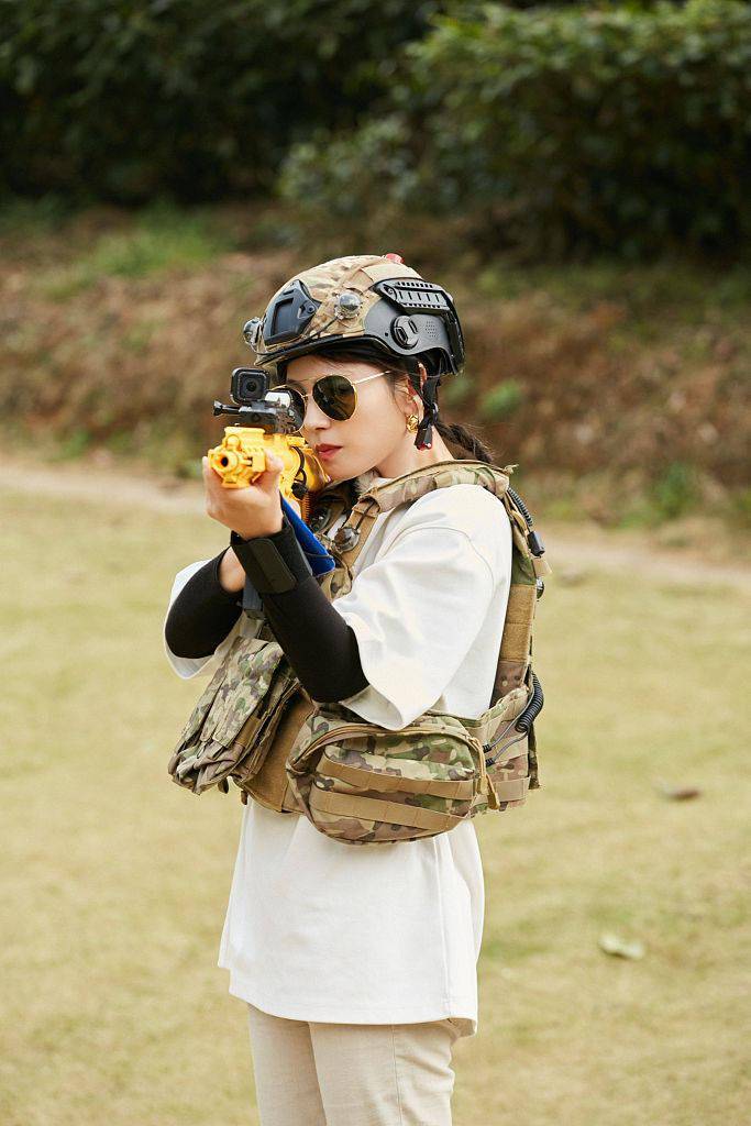 刘涛变身女战士举枪瞄准射击动作超帅狙击人心a爆了