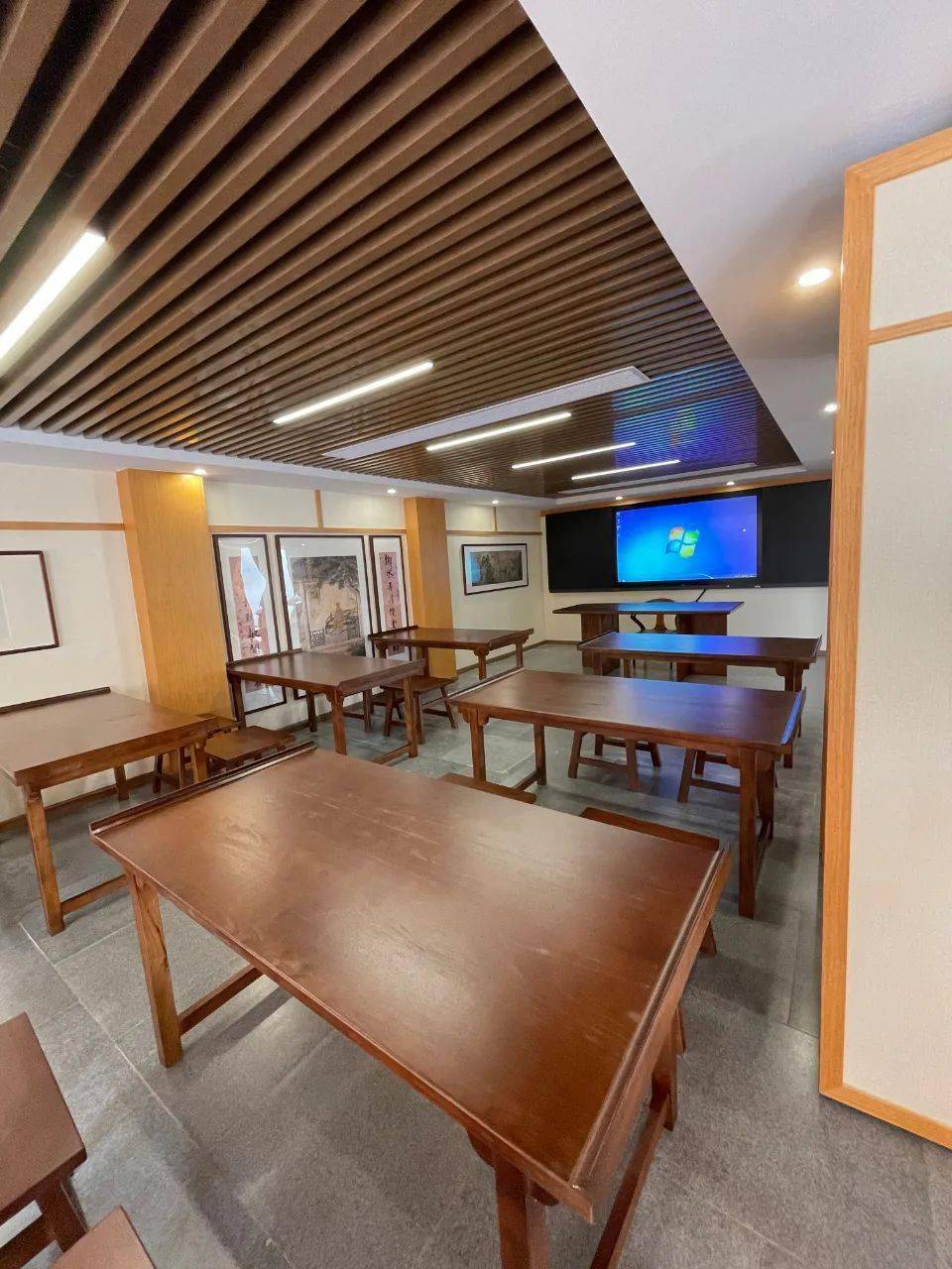 (学堂)右手间的多媒体室用进京赶考山水的动态画,模拟古代闽侯考生