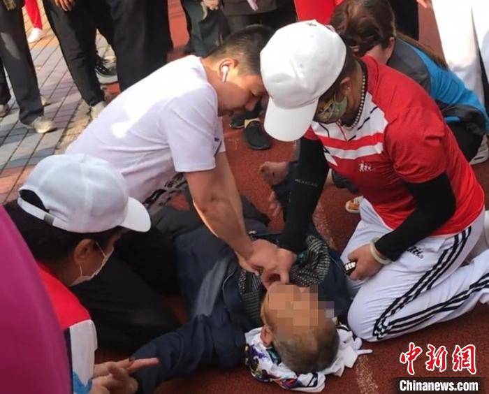 青海医院财务工作人员晨练抢救晕厥老人