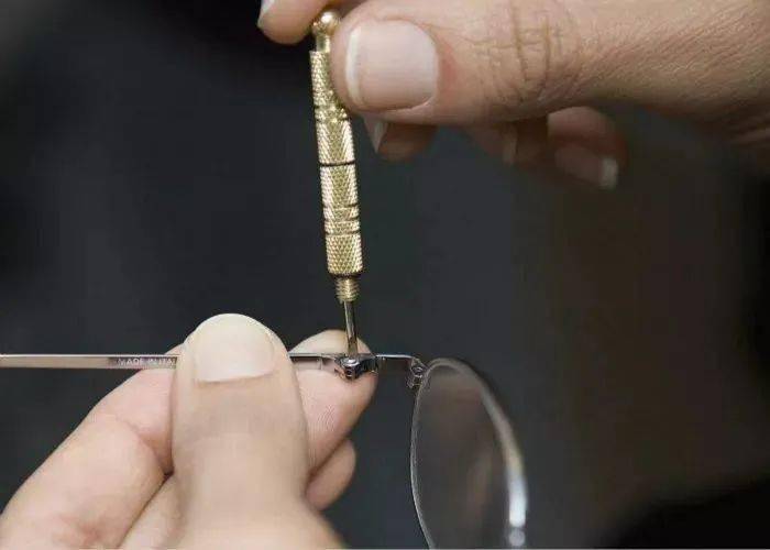 经验分享:怎么将顾客的鼻托调整到最舒适位置?67(收藏)_眼镜