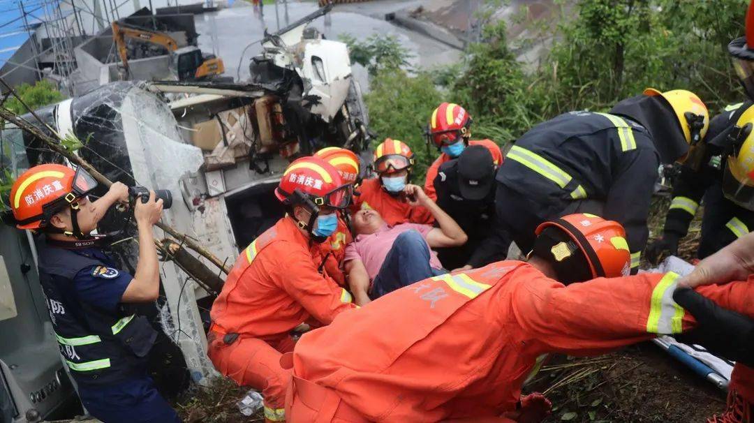 彭水县境内包茂高速保家段往重庆方向客车发生侧翻