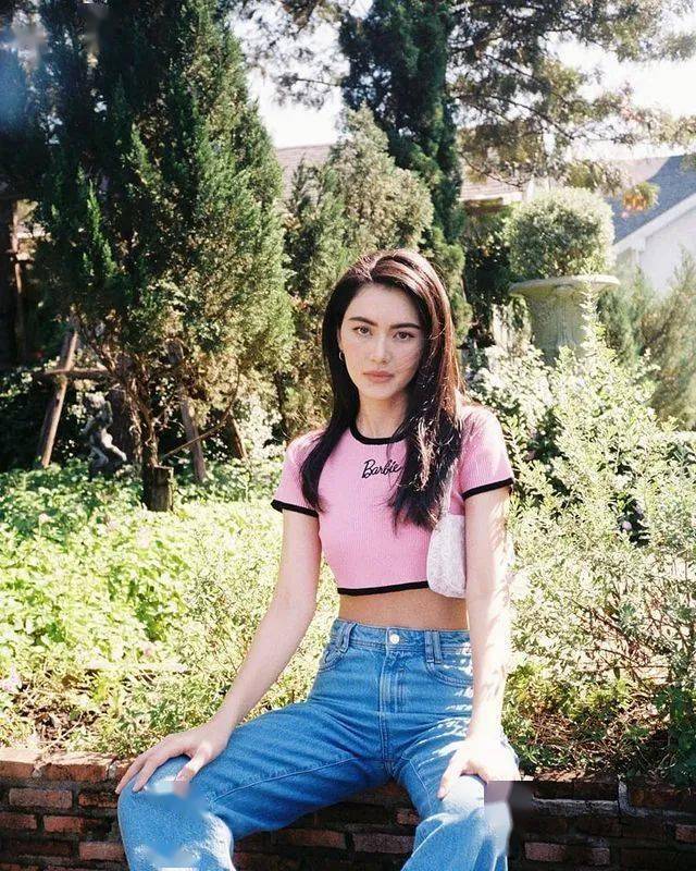 泰国女星mai这套不知道是什么牌子,但上衣同样是滚边撞色设计,轻松搭