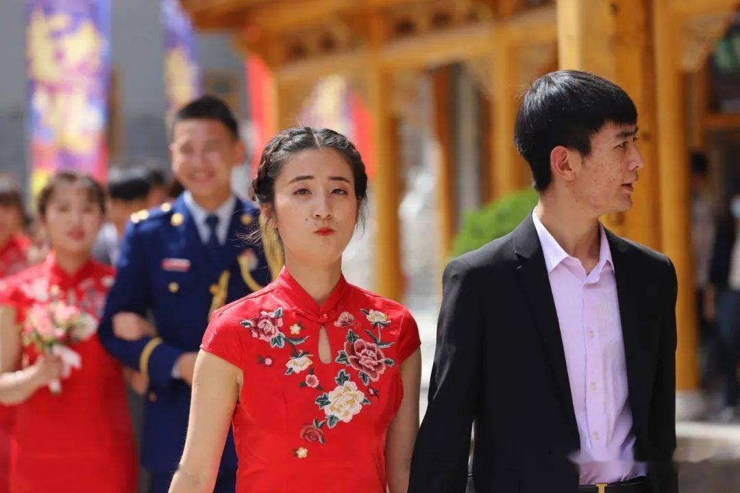 牡丹为媒情定河州集体婚礼在亲水平台浪漫举行