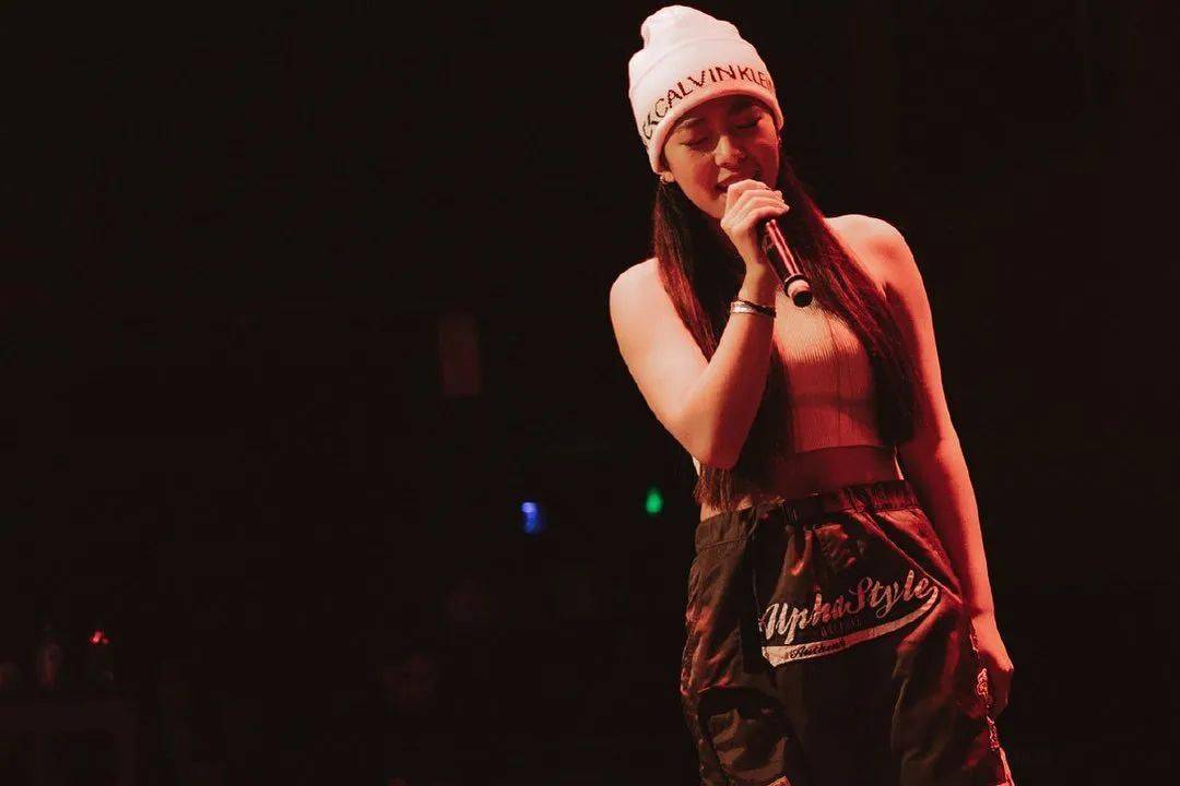 w8ves阿达娃让我们共同感受她的girlspower