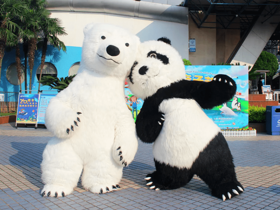 还有向您频抛媚眼的滑稽小丑耍宝逗趣,抢占您的视线大白熊,北极熊