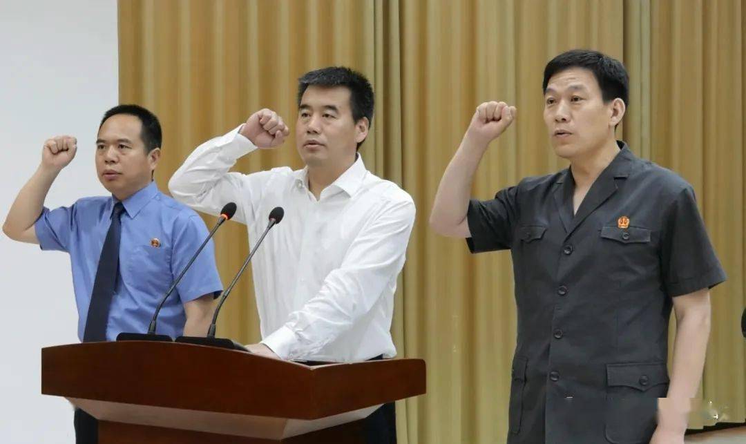 会议审议通过了关于冯涛辞去望都县人民政府县长职务的提请,关于刘