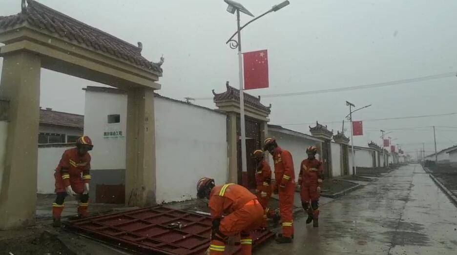 玛多县城暂无房屋倒塌及人员伤亡报告当地正在下雪