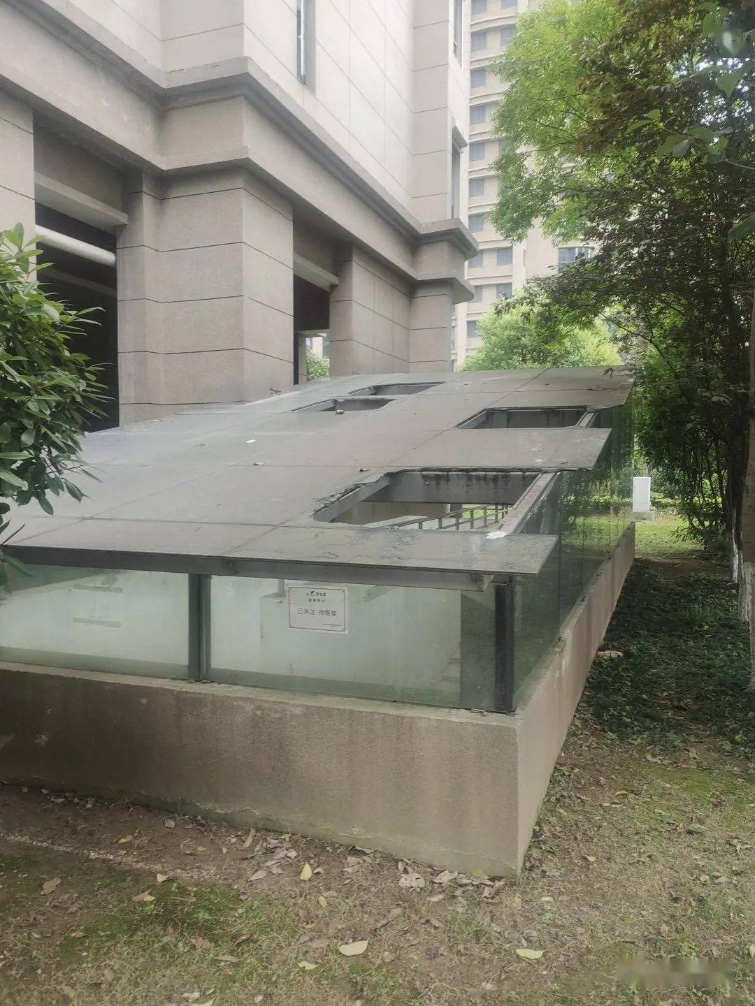 地下车库入口的玻璃顶棚与玻璃墙面不少出现破损甚至脱落.