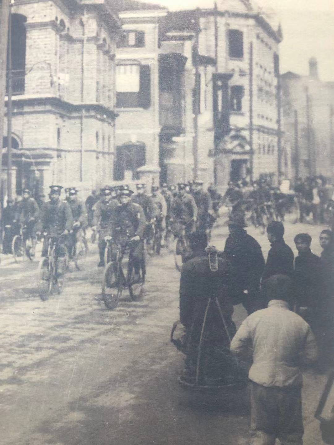 1911年上海郵差使用第一批自行車