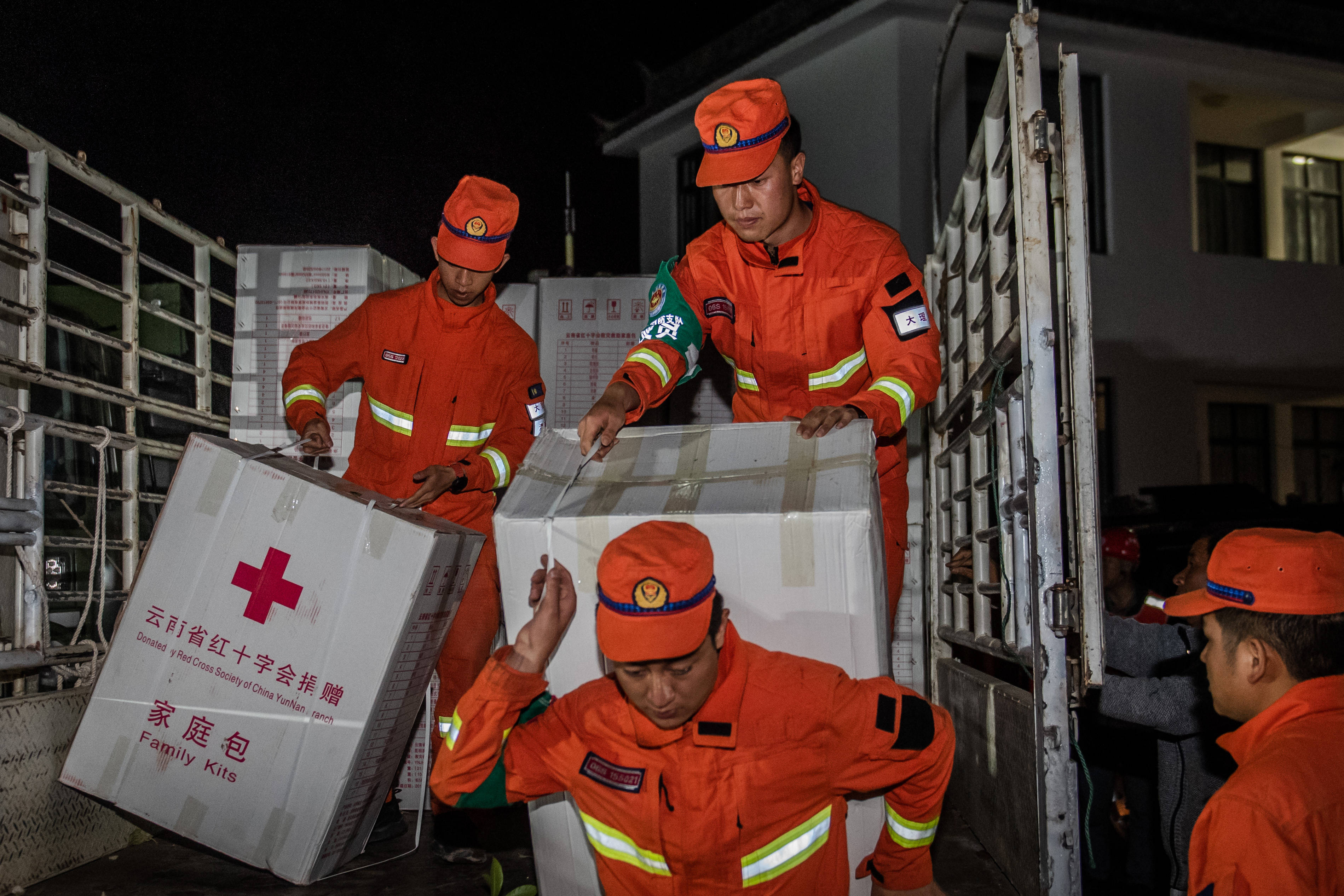 5月22日,在云南漾濞地震灾区,消防官兵搬运救灾物资