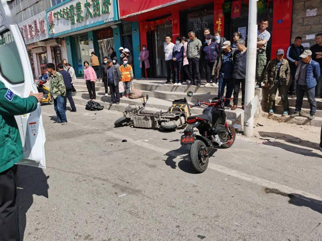 00后未成年男孩骑电动车撞伤美团小哥负全责