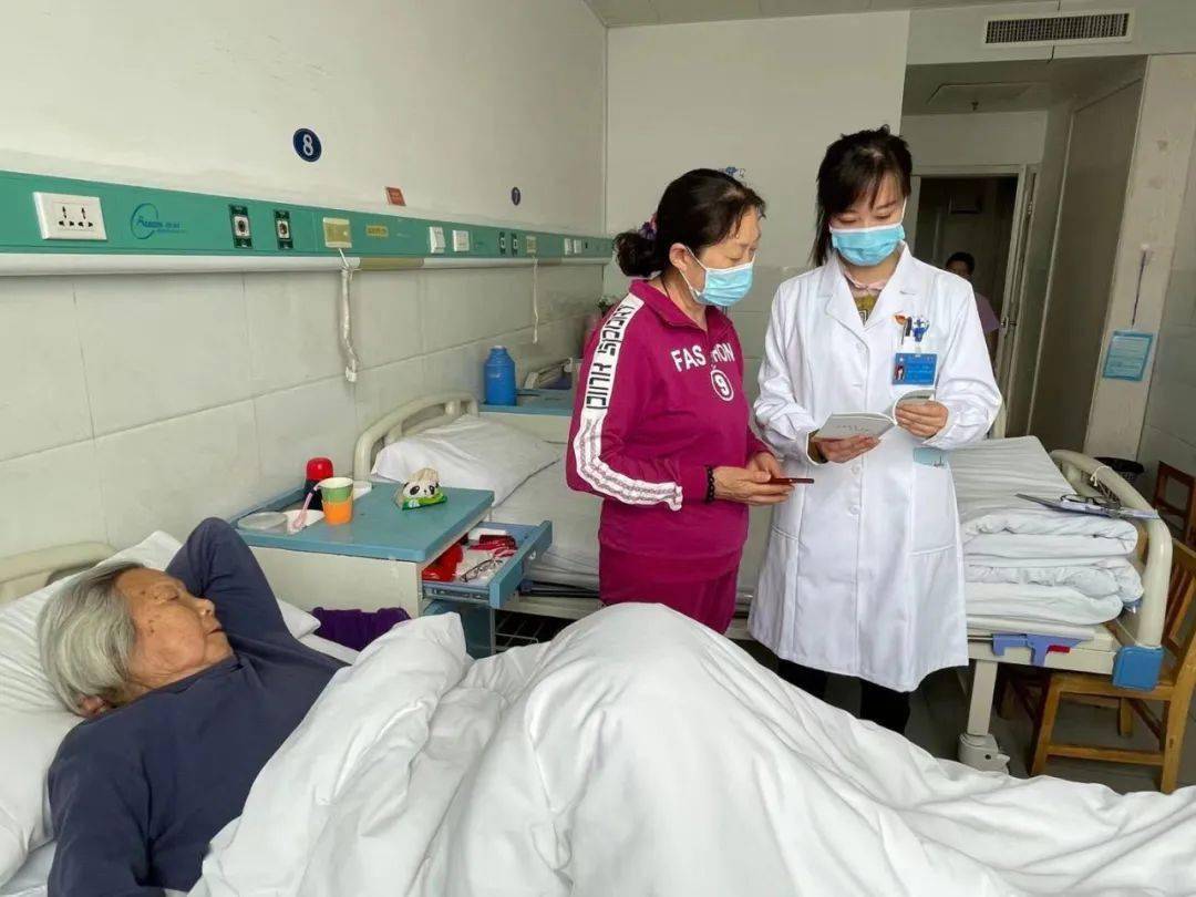 5月19日,焦作市人民医院营养师许天辰在内分泌一区进行《营养治疗—控