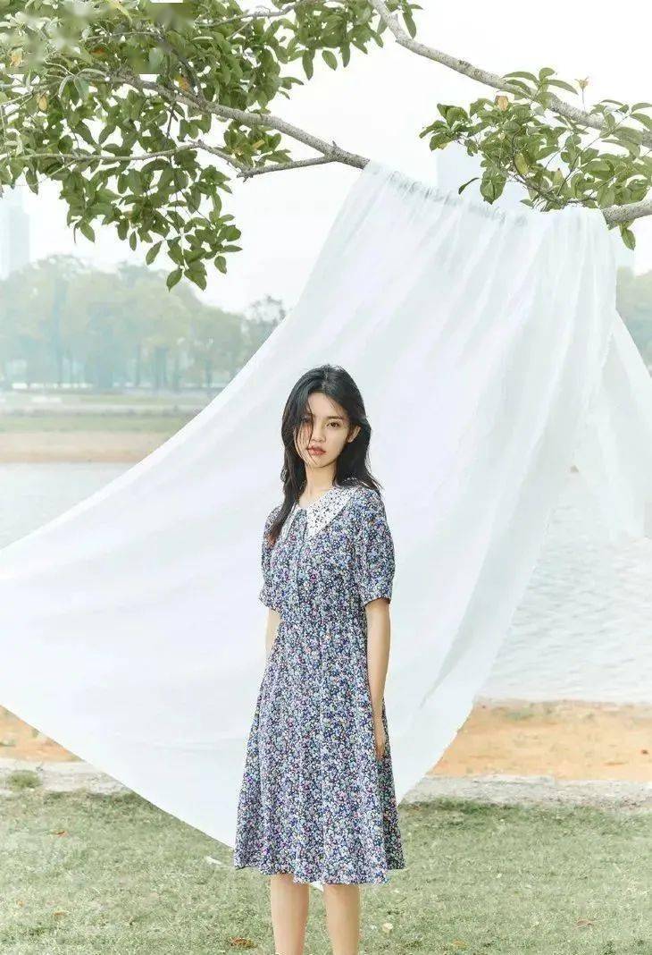 碎花裙选对发型才不会土