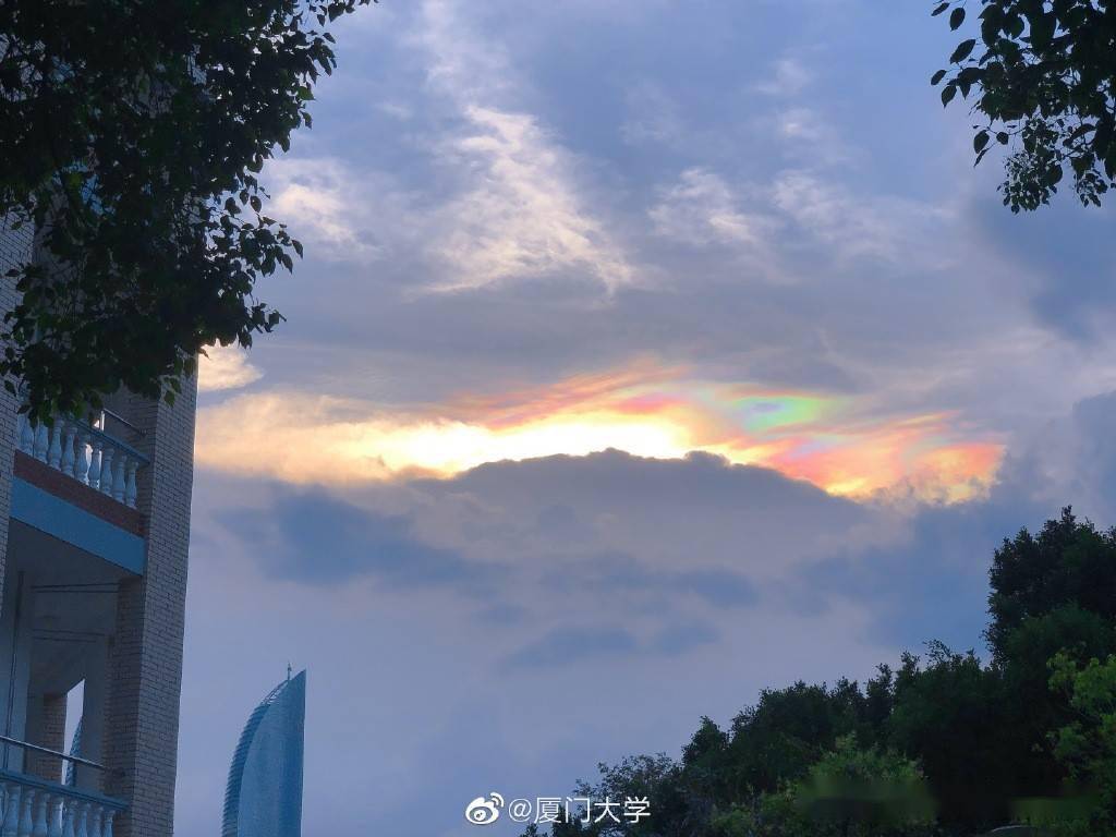 是十分惊艳,一时引得不少网友纷纷转发许愿,"厦门七彩祥云"也一度登