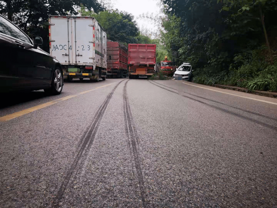 高縣往筠連方向發生車禍貨車留下長長剎車印麵包車側滑進溝裡