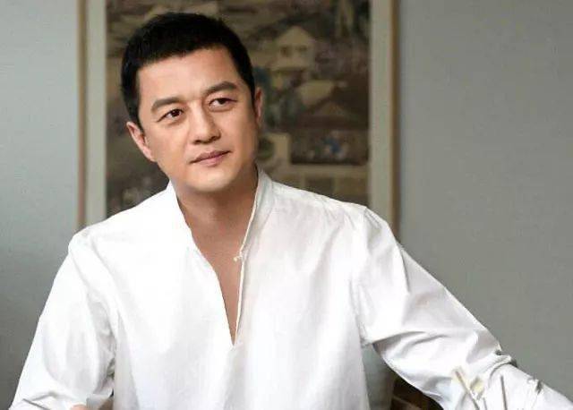 李亚鹏近照发福头顶稀疏,饭后用手擦嘴太豪迈