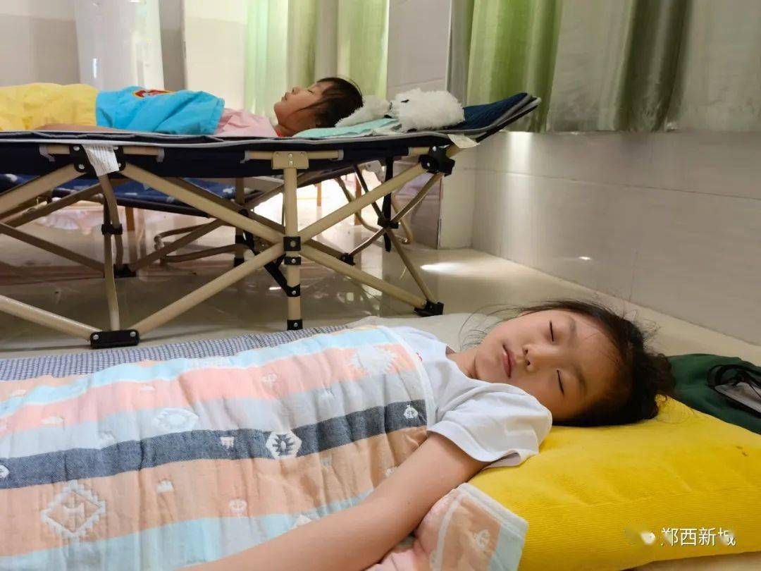 趴着睡到躺着睡荥阳市菖蒲路小学开启学生幸福午休