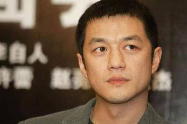 李亚鹏近照发福头顶稀疏,饭后用手擦嘴太豪迈